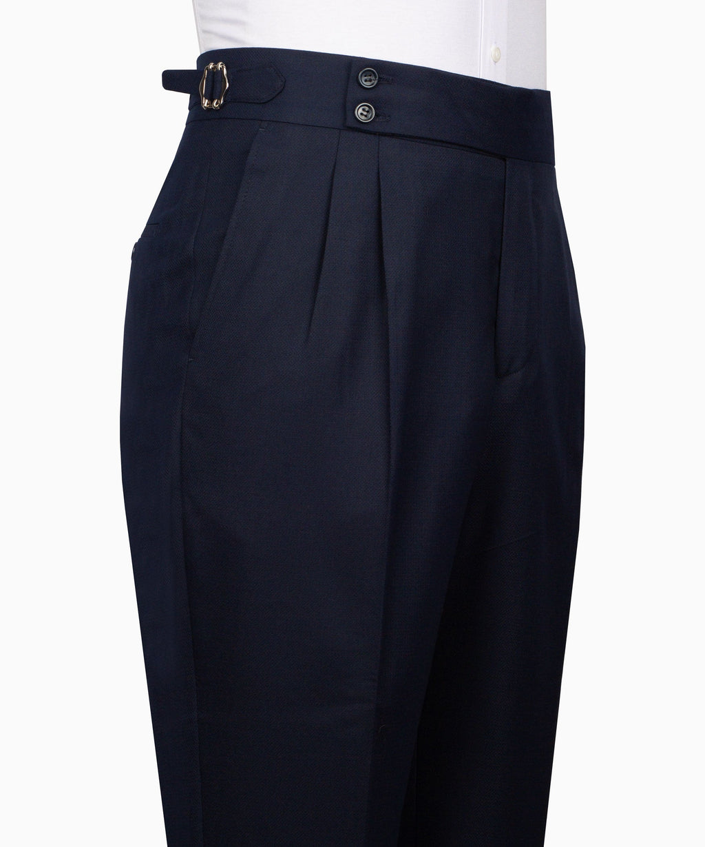 Navy tailored trousers with belt loops and front pleat, buttoned closure